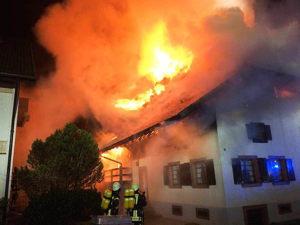 Szenen vom Brand des Bauernhofs im Waldkircher Stadtteil Buchholz