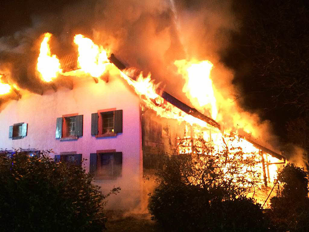 Szenen vom Brand des Bauernhofs im Waldkircher Stadtteil Buchholz