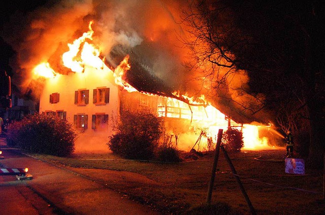 Der Nitzhof aus dem 16. Jahrhundert wu...r Flammen und brannte vollstndig aus.  | Foto: Christian Ringwald