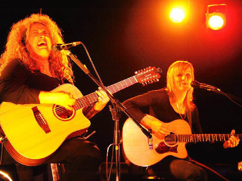 Sie gibt alles: Anne Haigis (links) be...r Waldsee (rechts Gitarristin Ina Boo)  | Foto: Hans-Peter Müller
