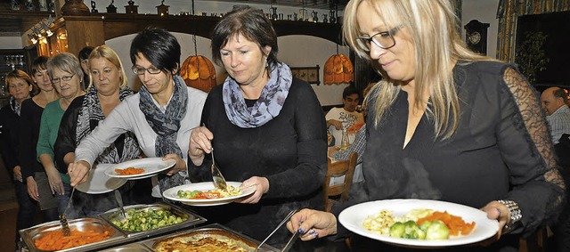 Die Mnner kochen, die Damen werden verwhnt &#8211; so soll&#8217;s sein.  | Foto: Julius Wilhelm Steckmeister