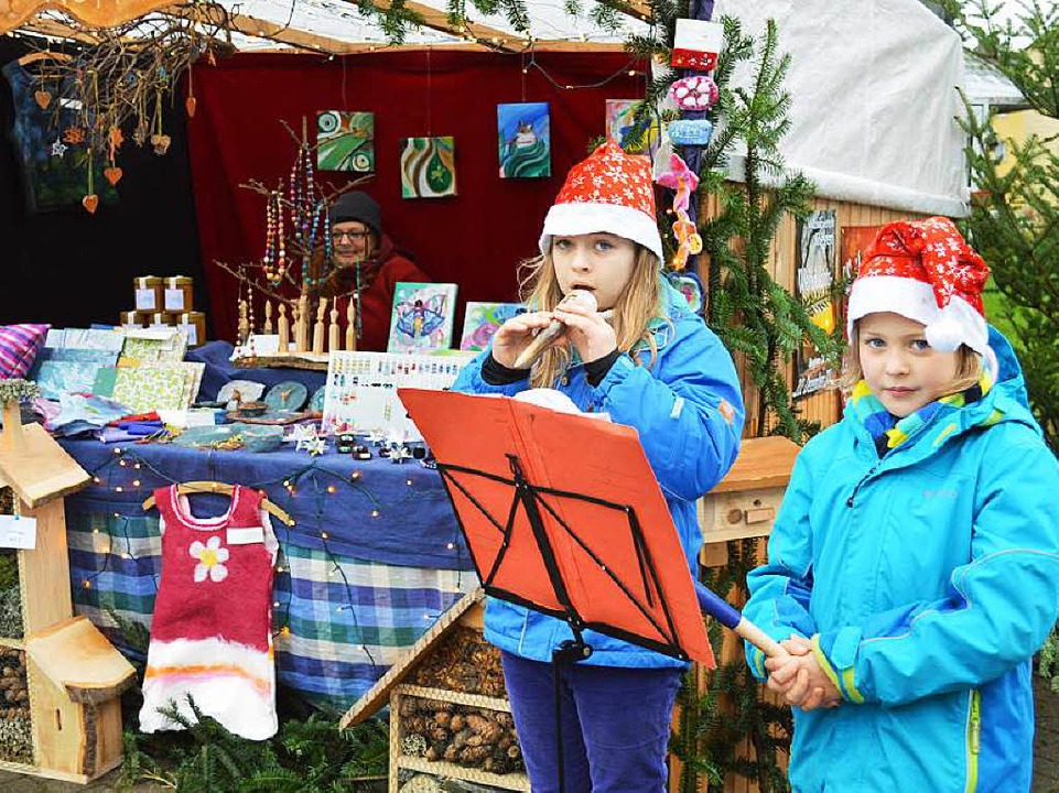 Mit fröhlichen Weisen auf Gamshorn- un...ra (v.l.) die Weihnachtsmarktbesucher.  | Foto: Gerhard Lück 