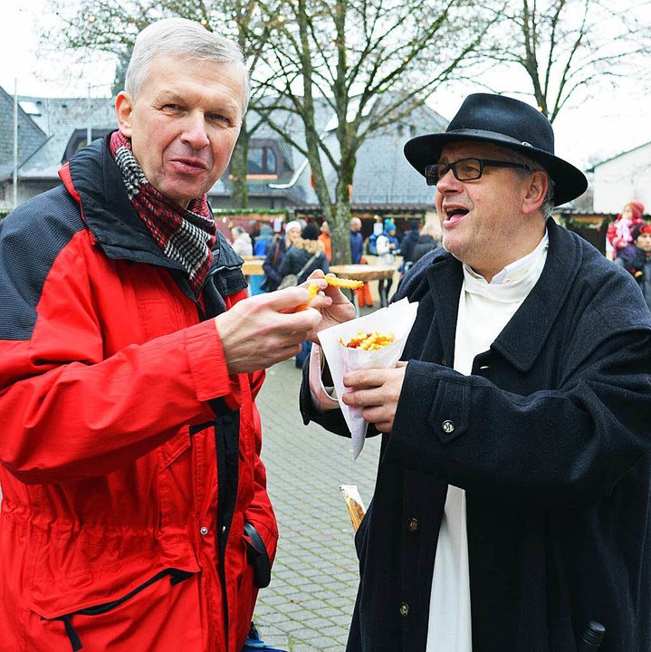 Für Bürgermeister Siegfried Kuster (li...d tröstete ihn aus seiner Pommes-Tüte.  | Foto: Gerhard Lück 