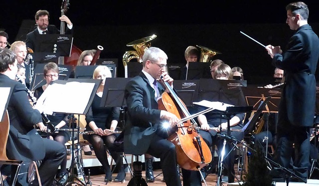Begeisterten das Publikum: der Cellist...das Niederschopfheimer Blasorchester.   | Foto: frank leonhardt