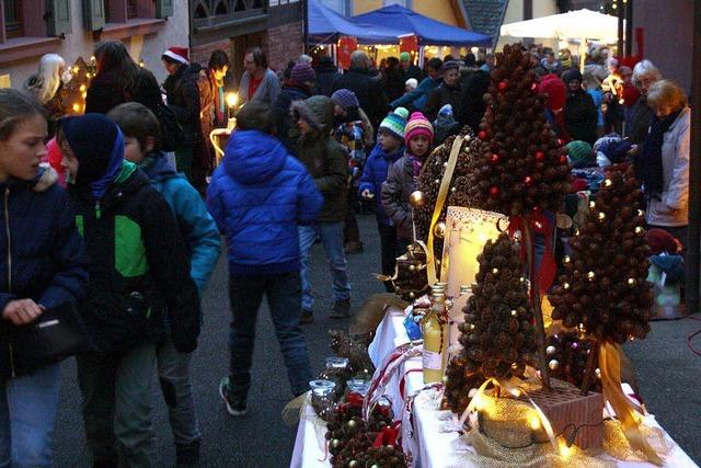 Stimmungsvoller Adventsmarkt fr einen guten Zweck