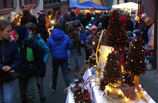 Kaum ein Durchkommen war in der Kirchs...len Kleinen Adventsmarkt in Bahlingen.  | Foto: Christiane Franz
