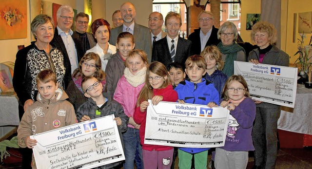 Schecks ber jeweils 1500 Euro bergab...Selbsthilfeverein &#8222;Spatz&#8220;.  | Foto: Martin Wendel