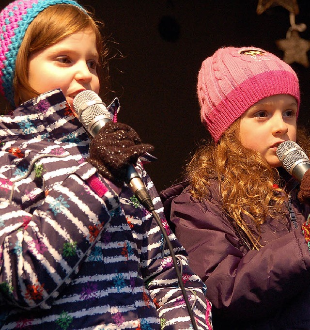 Mit frhlichen  Advents- und Weihnacht...gen die Besucher des Weihnachtsmarkts.  | Foto: Hildegard Siebold