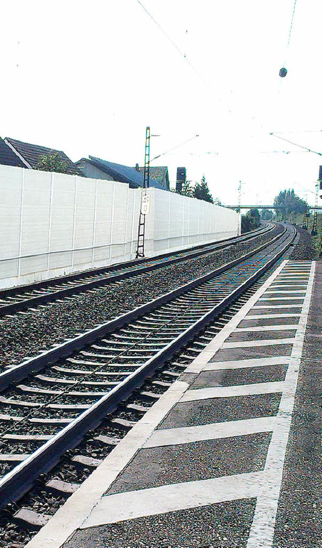 So knnte der Lrmschutz in Ringsheim aussehen, wenn die Bahn ankommt.   | Foto: db