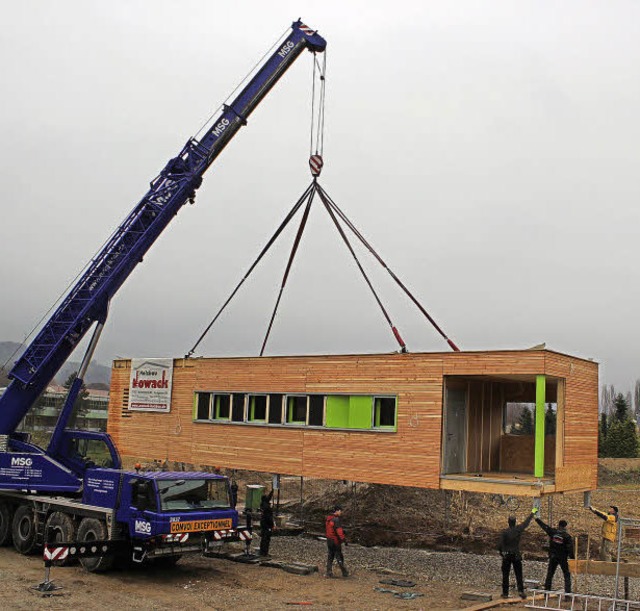 Holzhaus am Haken: Ein Kranwagen stell... Gebude entworfen und mitgebaut hat.   | Foto: Norbert Klein