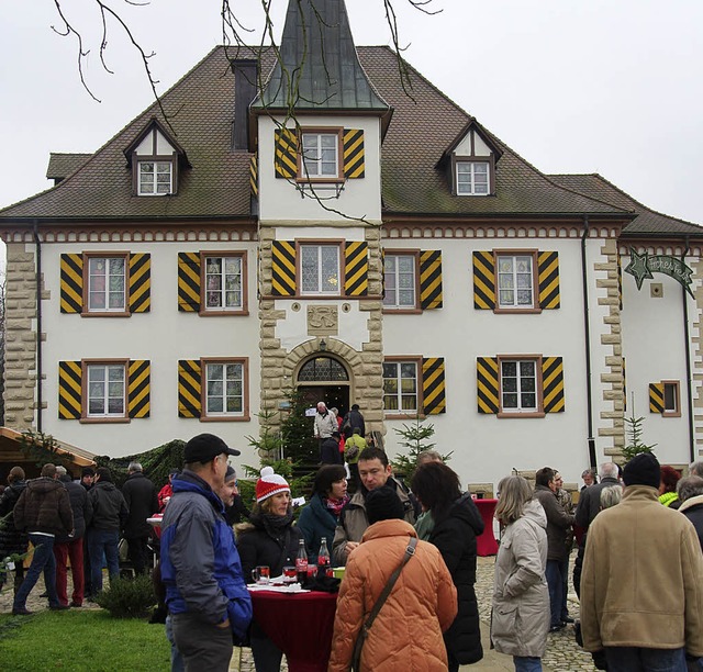 Ein Weihnachtsmarkt mit dem besonderen...loss die Stnde wieder dicht umringt.   | Foto: martin pfefferle