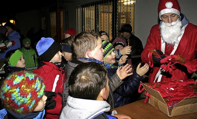 Die vom Nikolaus verteilten Regenschir...nden bei den Kindern reienden Absatz.  | Foto: Reinhard Cremer