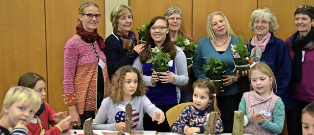 Eine frhliche Gruppe, die etwas beweg...und Gemeindereferentin Ccilia Zalfen.  | Foto: beatrice ehrlich