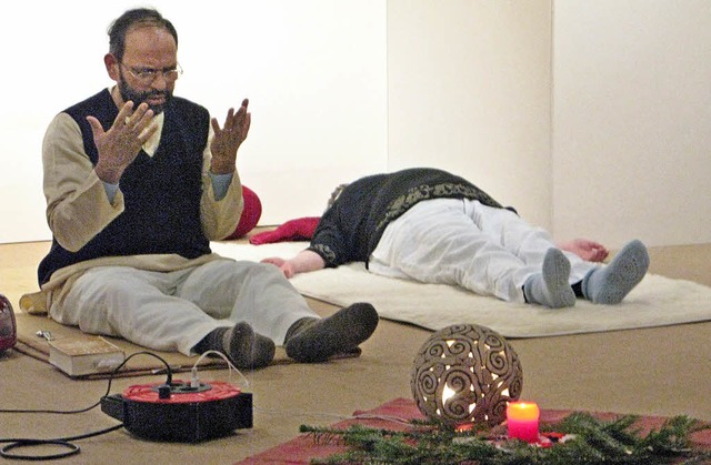 Pater Gilbert Carlo beim Yogaseminar in Bernau.  | Foto: Ulrike Spiegelhalter