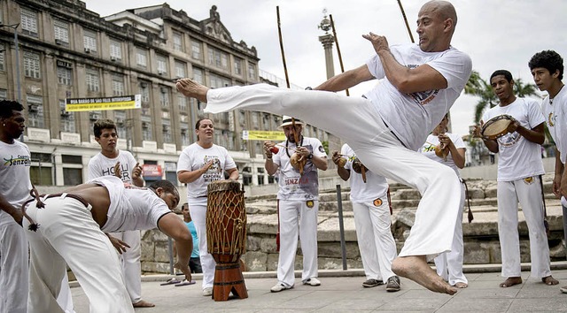 Capoeiristas in Rio de Janeiro zelebri...pf-Tanzsportes fr das Weltkulturerbe.  | Foto: AFP