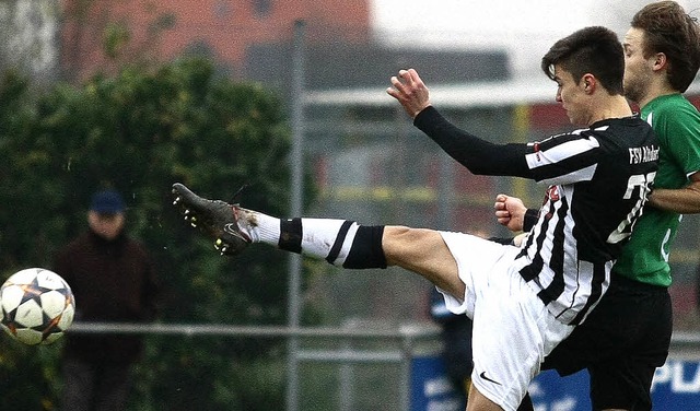 Christian Zimny (FSV) kommt vor einem Lahrer an den Ball.   | Foto:  Aukthun