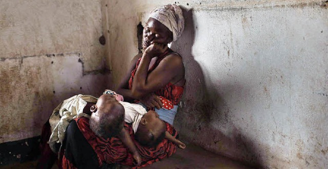 Eine Mutter mit ihren zwei kranken Kin... Sicherheit sind und zur Ruhe kommen.   | Foto: dpa