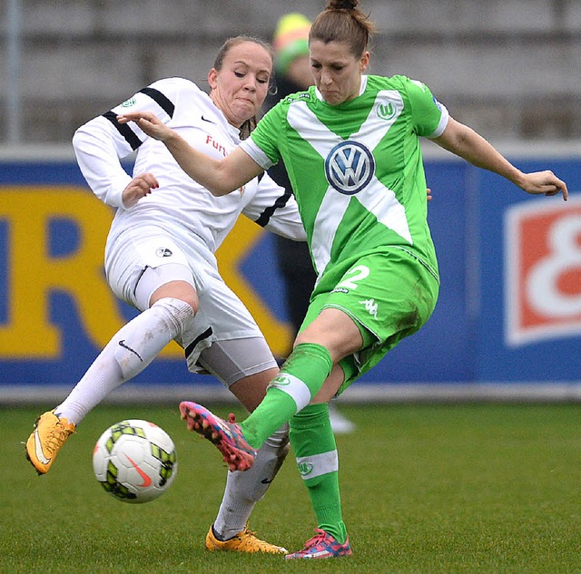 Die Freiburgerin  Saskia Meier (links)...burger Nationalspielerin Verena Fait   | Foto: Patrick Seeger