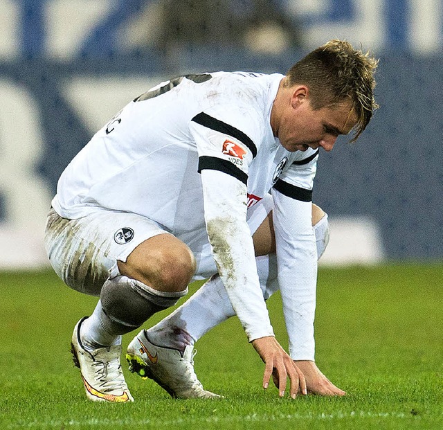 Frustriert: Felix Klaus hockt nach Spielende enttuscht  auf dem Rasen.  | Foto: Bernd Thissen
