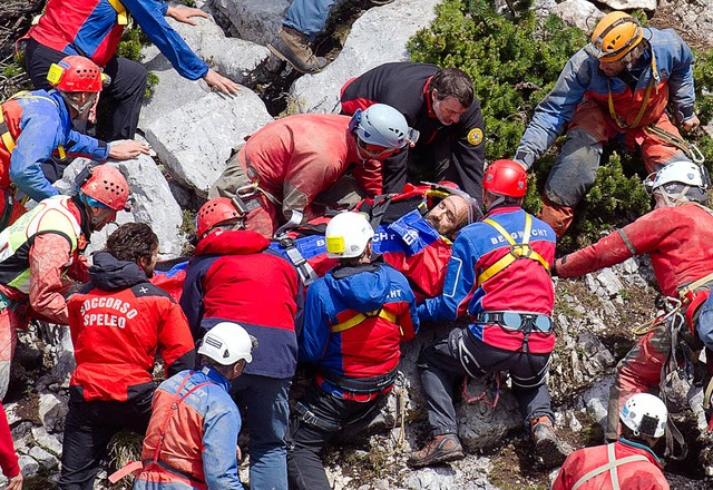 Fr rzte ist es ein kleines Wunder: N... im Juni  schon etwas erholt oben an.   | Foto: dpa