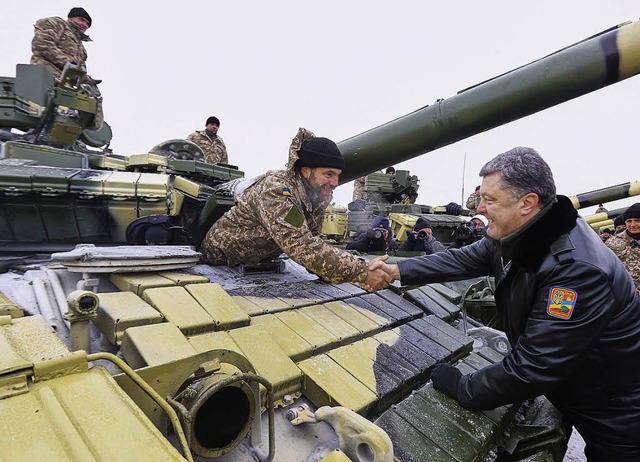 Der ukrainische Prsident Petro Poroschenko besucht die Truppe.   | Foto: dpa