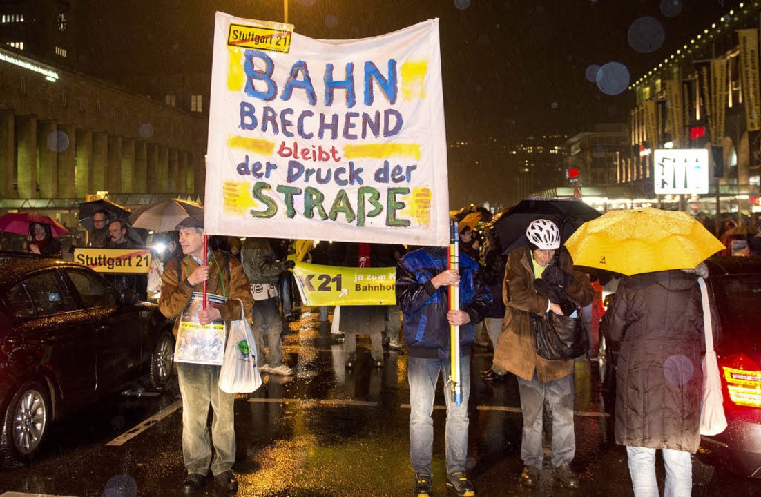 Unverdrossen dagegen: S-21-Protest vor dem Stuttgarter Hauptbahnhof   | Foto: dpa