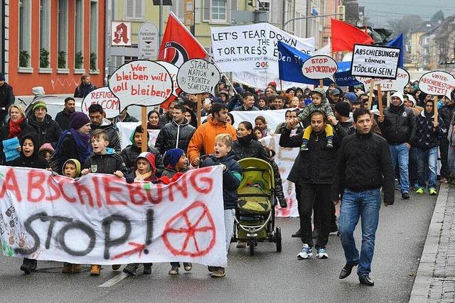 Demo gegen Abschiebung: Knapp 1000 Menschen ziehen durch die Innenstadt