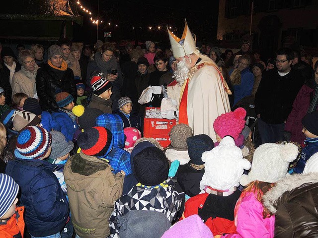 Sehnlichst wurde der Nikolaus an beide...rtet, der die Kinder reich beschenkte.  | Foto: Roland Vitt