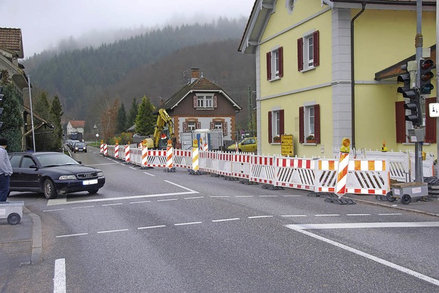 Am Bahnhof Hausen-Raitbach fliet der Verkehr auf der B 317 nur noch einspurig.  | Foto: Edgar Steinfelder