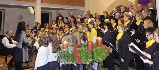 Die vereinten Chre gaben ein beeindru...s Konzert in der evangelischen Kirche.  | Foto: Karlernst Lauffer