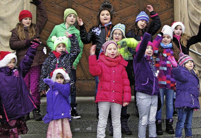 Der Kinderchor St. Trudpert erfreut die Besucher.  | Foto: Manfred Lange