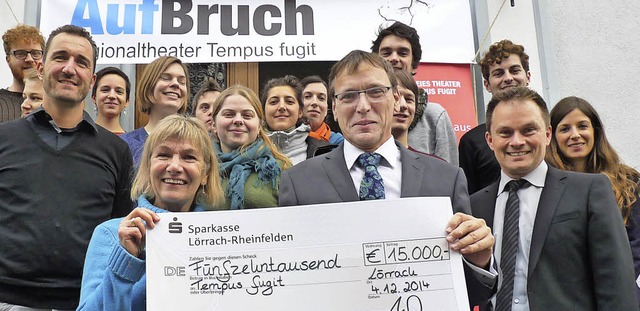 Andr Marker (zweiter von rechts) ber...arkasse einen Scheck an Tempus fugit.   | Foto: Claudia Gabler