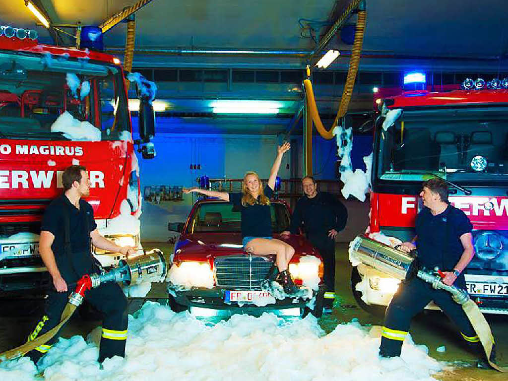 Schnee aus der Schaumkanone: Im Dezember dreht sich alles um St. Georgens einzige Feuerwehrfrau, Tirza Frey, hier auf der Motorhaube. Schnee aus der Schaumkanone: Im Dezember dreht sich alles um St. Georgens einzige Feuerwehrfrau, Tirza Frey, hier auf der Motorhaube.