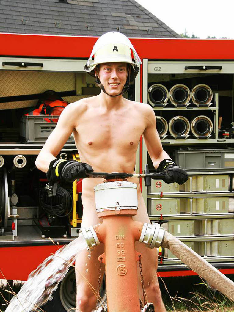 Die Jungs der Albtäler Feuerwehr ließen ihre Hüllen fallen, sich dabei fotografieren und verpackten das Ergebnis in einen Erotikkalender. Die Jungs der Albtäler Feuerwehr ließen ihre Hüllen fallen, sich dabei fotografieren und verpackten das Ergebnis in einen Erotikkalender.