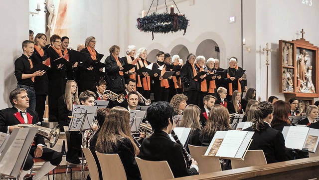 Lenzkirch an Nikolaustag: Kirchenchor ...insam im Patroziniumsgottesdienst 2014  | Foto: Bernhard Kleine