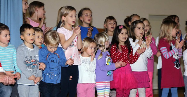 Mit Liedern stimmten die Kinder den Nikolaus und seinen Knecht freundlich.   | Foto: Hans-Jrgen Hege