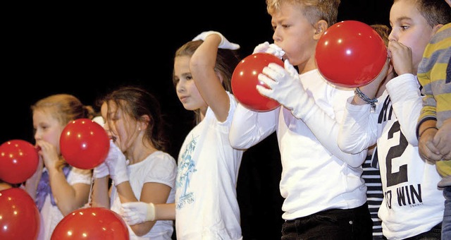 Goldmarie und Pechmarie als mitreiend...r an der Grundschule Weitenau-Wieslet   | Foto: Heiner Fabry