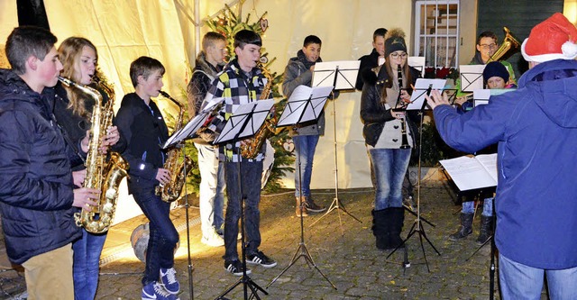 Auch das Egringer Jugendorchester erfreute die Besucher des Weihnachtsmarkts.  | Foto: marco schopferer