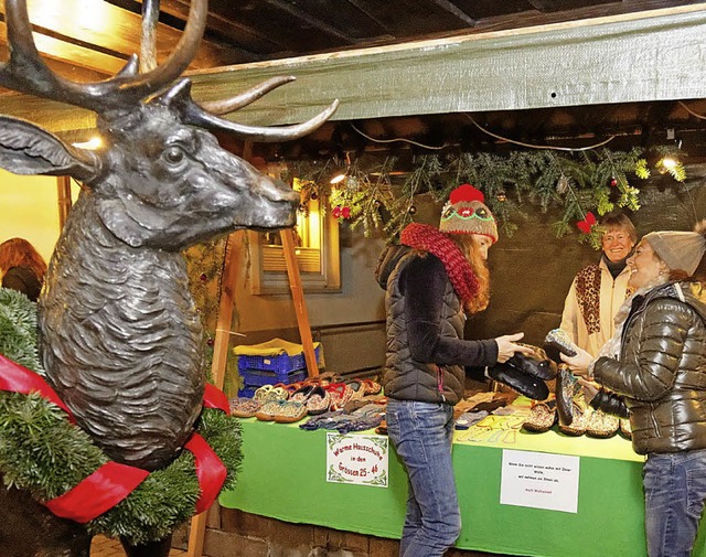 Strohschuhe gab es fr die kalte Winte...t rund um den &#8222;Hirschen&#8220;.   | Foto: Bernhard Wrzburger