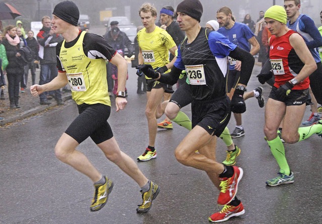 Kurz nach dem Start in Badenweiler lie...88) und der Zweite Samir Baala (236).   | Foto: Winfried Stinn