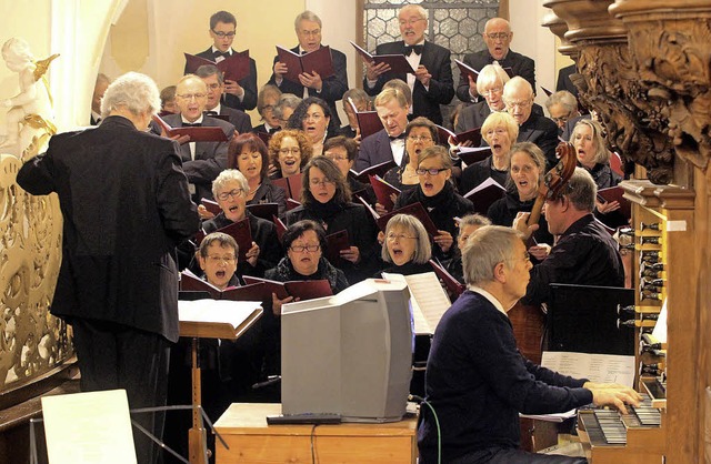 Werner Pfaff (links) leitet den Figura...eorges Aubert begleitet an der Orgel.   | Foto: Peter Heck