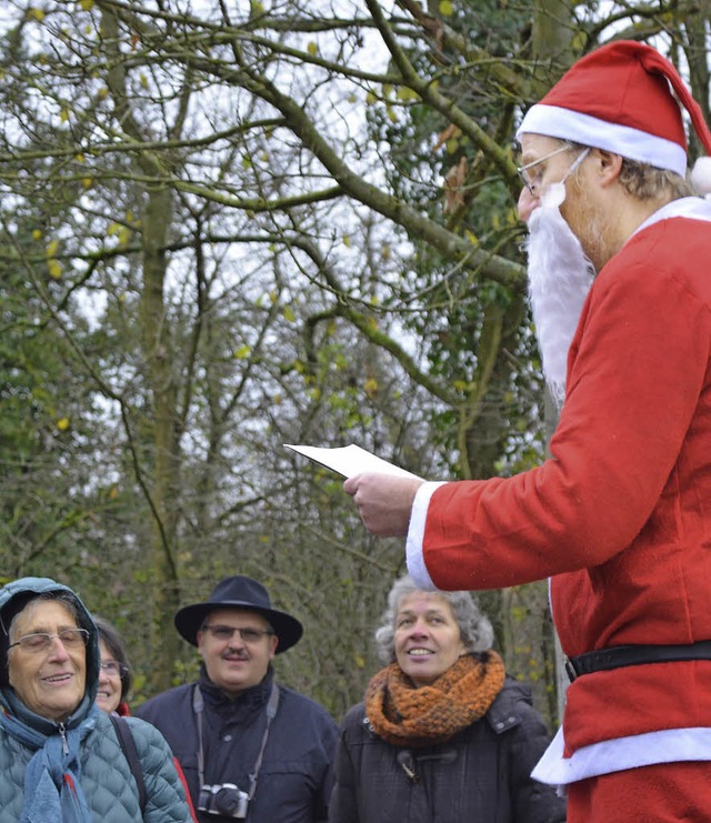 Der Nikolaus erzhlt den Teilnehmern a...en hollndischen Kollegen Zwarte Piet.  | Foto: Friedericke Nottbrock