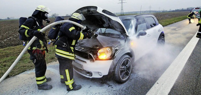 Pltzlich schlugen Flammen aus dem Mot...sassen konnten sich ins Freie retten.   | Foto: Wolfgang Knstle