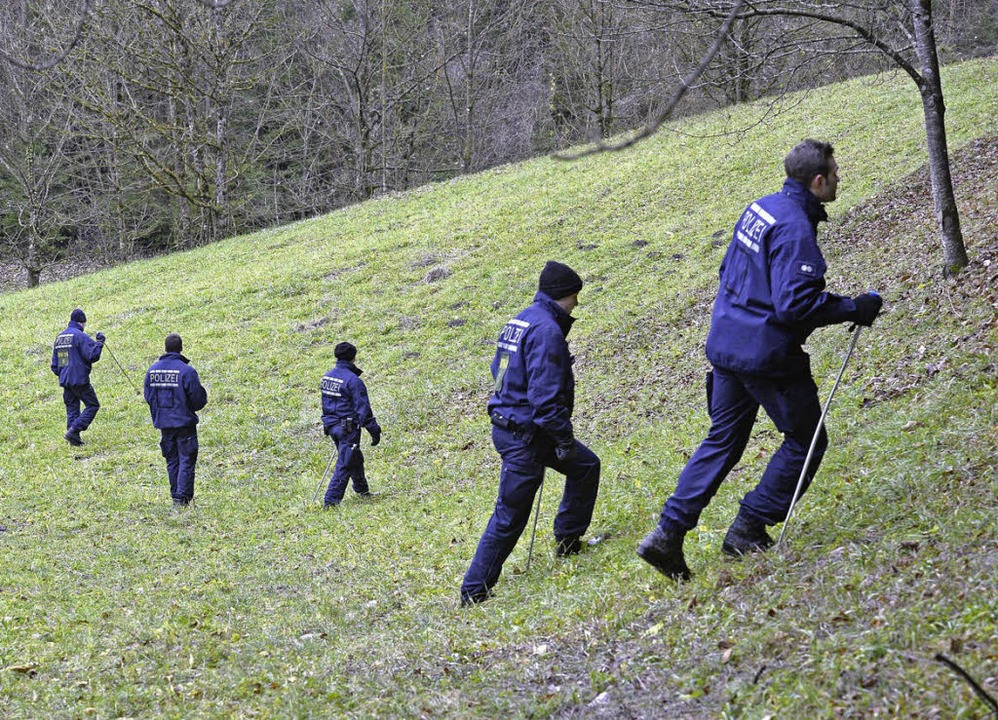 Die Suche nach Hinweisen zur Tat luft.  | Foto: dpa