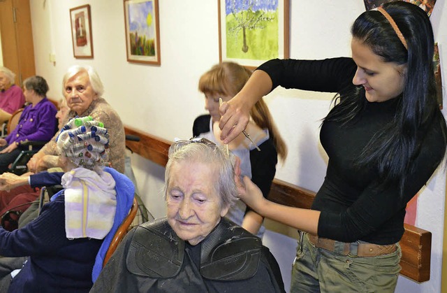 Der Nikolaus der Friseurinnung kommt mit der Schere.   | Foto: Sigrid Umiger