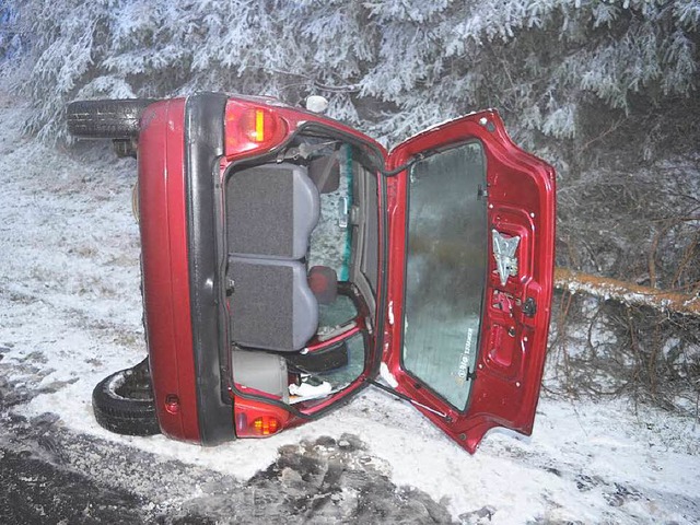 Eine Frau ist auf der B500 bei Waldau ...atter Fahrbahn ins Schleudern geraten.  | Foto: Martin Kamera24tv