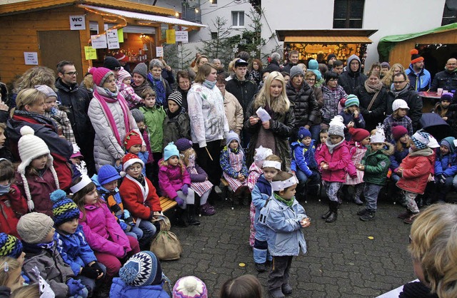 Weihnachtsmarkt in Weisweil: Der Fanfa...n sorgten fr weihnachtliche Stimmung.  | Foto: Ilona Hge