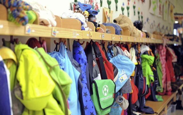 Volle Garderobe in einer Kindertagesst...rts gibt es noch Luft in den Gruppen.   | Foto: dpa