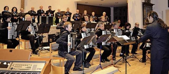 <Text>Der Handharmonikaclub Rtenbach ...s Baumann und Neal Banerjee.  </Text>   | Foto: Liane Schilling