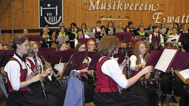 Sie gestalteten einen  faszinierenden ...innen des &#8222;Lie-Chrchens&#8220;.  | Foto: Marianne Rittner